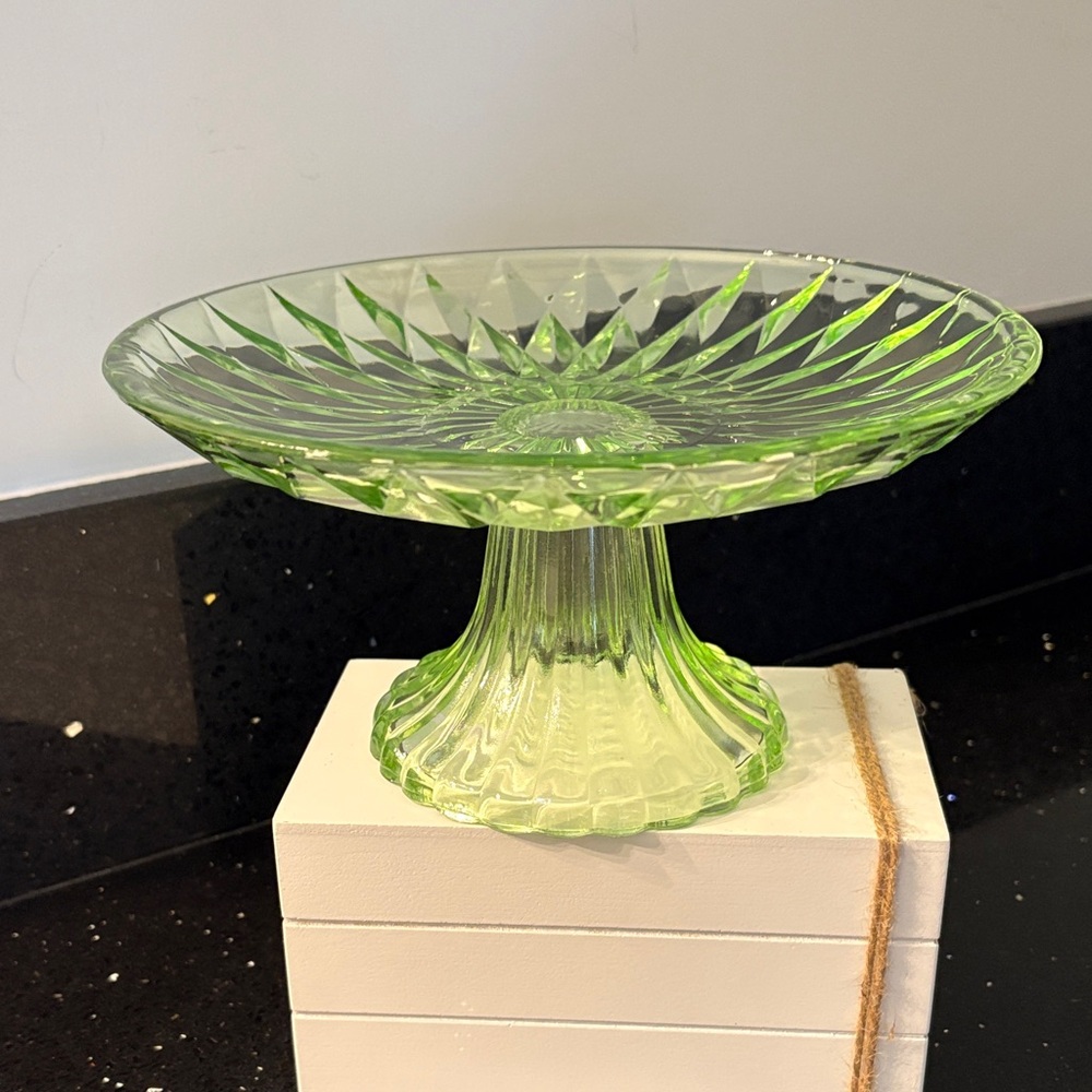NWOT Green Glass Dessert Summer Easter Stand Riser Shabby Chic Cottagecore - Picture 2 of 11